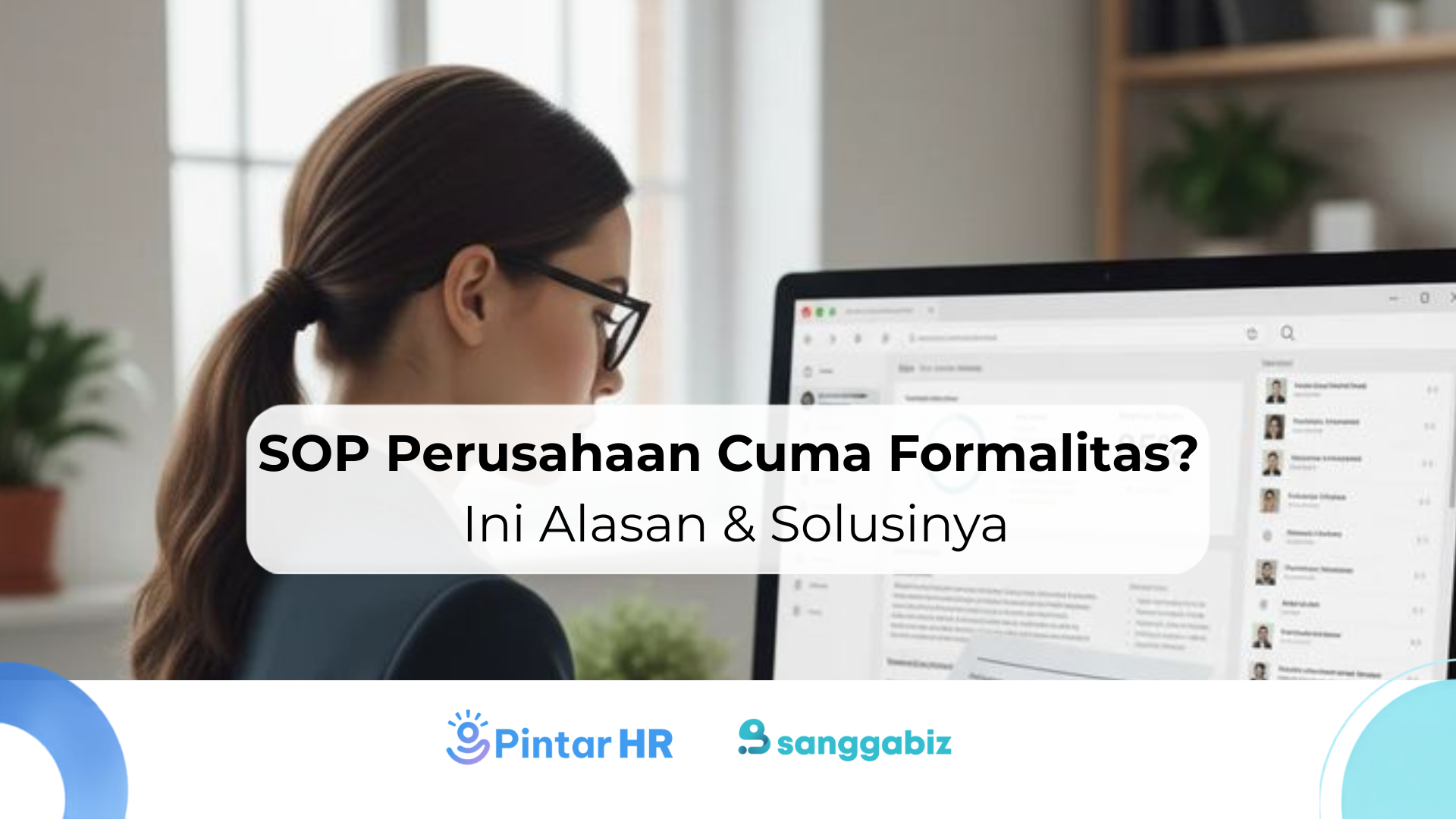Karyawan HR menyusun SOP perusahaan agar prosedur kerja lebih efektif